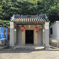Yumeto / Wikimedia Commons / CC BY-SA 4.0 / https://commons.wikimedia.org/wiki/File:20251019_Pagode_de_Sam_Seng.jpg / Usage: 상업적 재사용 가능. 저작자·라이선스·원본 URL 표시 필수; 변경·편집 시 CC BY-SA 4.0의 동일조건 및 변경 고지 준수. 원본 URL은 Commons 규칙으로 구성, 실제 서버 다운로드와 최종 표시 미검증.