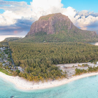 dronepicr · CC BY 2.0 · Wikimedia Commons / https://commons.wikimedia.org/wiki/File:Aerial_view_of_the_peninsula_Le_Morne_in_Mauritius_(53698115579).jpg / Usage: 개별 Wikimedia Commons 파일 페이지의 저작자·라이선스 확인. 출처 링크와 저작자·라이선스 표기, 변경사항 표시 및 BY-SA 개작물 동일조건을 준수.