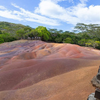 dronepicr · CC BY 2.0 · Wikimedia Commons / https://commons.wikimedia.org/wiki/File:Aerial_view_of_the_Seven_Coloured_Earths_Geopark_in_Chamarel%2C_Mauritius_(53697772636).jpg / Usage: 개별 Wikimedia Commons 파일 페이지의 저작자·라이선스 확인. 출처 링크와 저작자·라이선스 표기, 변경사항 표시 및 BY-SA 개작물 동일조건을 준수.
