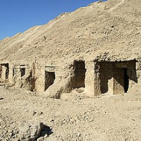 Roland Unger · CC BY-SA 3.0 · Wikimedia Commons / https://commons.wikimedia.org/wiki/File:HawawishRockTombs.jpg / Usage: 2026-10-21 개별 Wikimedia Commons 파일 페이지에서 실제 장소·저작자·상업적 재사용 가능한 라이선스를 확인. 사진을 자르거나 편집했다면 변경사항을 표시하고 BY-SA 개작물 공유조건을 준수. 원본 이미지 HTTP/MIME 및 실제 관리자 가져오기 테스트는 미실시.