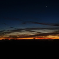 Shadi.radwan · CC BY-SA 4.0 · Wikimedia Commons / https://commons.wikimedia.org/wiki/File:Sunrise_under_clouds-top_of_Mount_Sinai.jpg / Usage: 2026-10-21 개별 Wikimedia Commons 파일 페이지에서 실제 장소·저작자·상업적 재사용 가능한 라이선스를 확인. 사진을 자르거나 편집했다면 변경사항을 표시하고 BY-SA 개작물 공유조건을 준수. 원본 이미지 HTTP/MIME 및 실제 관리자 가져오기 테스트는 미실시.