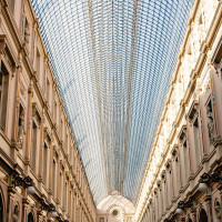 Photo: Szilas · CC BY-SA 4.0 · Wikimedia Commons / https://commons.wikimedia.org/wiki/File:Galeries_royales_Saint-Hubert.jpg / Rights: https://commons.wikimedia.org/wiki/File:Galeries_royales_Saint-Hubert.jpg / Usage: Commons 개별 파일 설명의 저작자·라이선스·장소를 바탕으로 선별. 저작자 표시·라이선스 링크·변경 표시 및 동일조건변경허락(해당 시) 준수. HTTP/바이너리 미시험.