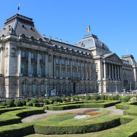 Photo: Suicasmo · CC BY-SA 4.0 · Wikimedia Commons / https://commons.wikimedia.org/wiki/File:Exterior_of_the_Royal_Palace%2C_Brussels_20180629.jpg / Rights: https://commons.wikimedia.org/wiki/File:Exterior_of_the_Royal_Palace%2C_Brussels_20180629.jpg / Usage: Commons 개별 파일 설명의 저작자·라이선스·장소를 바탕으로 선별. 저작자 표시·라이선스 링크·변경 표시 및 동일조건변경허락(해당 시) 준수. HTTP/바이너리 미시험.