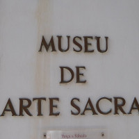 Mattes · CC BY-SA 3.0 · Wikimedia Commons / https://commons.wikimedia.org/wiki/File:Funchal_%E2%80%94_Museu_de_Arte_Sacra_do_Funchal_(sign_outside).JPG / Usage: Commons 개별 파일 페이지에서 파일명·촬영 대상·저작자·표시 라이선스를 각각 확인. 출처·저작자·라이선스 링크와 변경 여부를 공개. BY-SA 개작물은 동일조건 공유 의무 준수. HTTP 원본 다운로드, 이미지 MIME·바이트·25MB 한도 실측, 관리자 서버 저장은 이 환경에서 실행하지 못함.