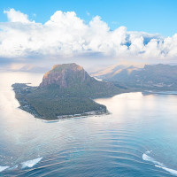 dronepicr · CC BY 2.0 · Wikimedia Commons / https://commons.wikimedia.org/wiki/File:Aerial_view_of_the_southwest_coastline_of_Mauritius_with_an_underwater_waterfall_(53696882152).jpg / Usage: 원본 사진의 저작자·라이선스·원본 파일 페이지를 표시할 것. 사진 편집 시 변경사항 고지, BY-SA 개작 시 동일조건 확인. 별도 인물·상표권 등 부가 권리는 필요 시 확인. 직접 이미지 다운로드/서버 반영은 미검증.