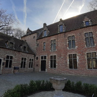 Photo: Donarreiskoffer · CC BY-SA 4.0 · Wikimedia Commons / https://commons.wikimedia.org/wiki/File:Erasmus_House_06.jpg / Rights: https://commons.wikimedia.org/wiki/File:Erasmus_House_06.jpg / Usage: Commons 개별 파일 설명에서 실제 장소·저작자·정확한 라이선스 확인. 상업 이용 시 표기·원본 및 라이선스 링크·사진을 변경한 경우 변경 표시 필요. 실제 파일 HTTP/MIME 다운로드는 이 작업에서 미시험.