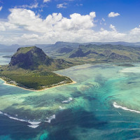 Christopher Brown · CC0 1.0 · Wikimedia Commons / https://commons.wikimedia.org/wiki/File:Underwater_waterfall_Mauritius_HDR.jpg / Usage: 실제 Wikimedia Commons 개별 파일 페이지에서 사진 주제·저작자·라이선스 확인. 출처·저작자·라이선스 표기 유지, 수정 시 변경사항 표시, SA 라이선스는 동등조건 준수. 관리자 관리자 서버에서 실제 파일 응답 및 다운로드 성공 여부 미검증.