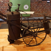 NearEMPTiness · Wikimedia Commons · CC BY-SA 4.0 / https://commons.wikimedia.org/wiki/File:Asphalt_machine_in_La_Fonderie,_Brussels_Museum_of_Industry_and_Labour.JPG / Usage: Commons 개별 파일 페이지에서 저작자·라이선스·장소 설명 확인. CC BY-SA 동일조건 공유, 변경 시 변경사항 표시.  건축·전시물·촬영 대상의 별도 권리, 실제 서버 바이너리 검증은 별도.