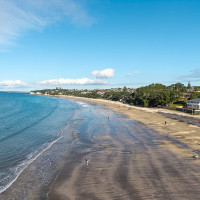 Bjankuloski06 / Wikimedia Commons · CC BY 4.0 / https://commons.wikimedia.org/wiki/File:Aerial_view_of_Takapuna_Beach_from_its_N_end.jpg / Usage: 원작자·출처·라이선스 명시 및 수정 여부 표시. 개별 파일 페이지 확인. 실제 원본 바이너리 HTTP 다운로드는 수행하지 않음.