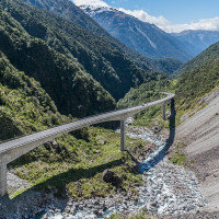Krzysztof Golik / Wikimedia Commons · CC BY-SA 4.0 / https://commons.wikimedia.org/wiki/File:Otira_Viaduct_01.jpg / Usage: CC BY-SA: 원작자·출처·라이선스 명시, 수정 표시 및 동일조건변경허락 준수. 개별 파일 페이지 확인. 실제 원본 바이너리 HTTP 다운로드는 수행하지 않음.