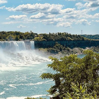 SneakyFlamingo / Wikimedia Commons / CC BY-SA 4.0 / https://commons.wikimedia.org/wiki/File:Niagra_Falls_2024.jpg / Rights: https://commons.wikimedia.org/wiki/File:Niagra_Falls_2024.jpg / Usage: 상업적 재이용 가능 CC BY-SA. 출처·저작자·라이선스·원본 링크 표기 및 사진 가공 시 변경사항 명시. CC BY-SA 파생물 공유조건 준수. 인물 초상·시설 등의 별도 권리는 해당 시 추가 검토.