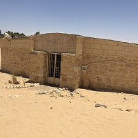 Viktor Lazić · CC BY-SA 4.0 · Wikimedia Commons / https://commons.wikimedia.org/wiki/File:Temple_of_Ain_Al_Muftella,_Bahariya_Oasis,_Egypt_01.jpg / Usage: Commons 동일 유적 사진 카테고리 및 시리즈 대표 파일의 저작자·라이선스 확인. 상업적 이용 시 저작자·출처·라이선스 링크·개작 여부와 BY-SA 조건 준수. 개별 원본 HTTP/MIME·모든 개별 파일의 변동 여부·관리자 실제 다운로드는 미검증.
