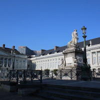 FrDr · Wikimedia Commons · CC BY-SA 4.0 / https://commons.wikimedia.org/wiki/File:Martelaarsplein_Brussel_01.jpg / Usage: Wikimedia Commons 개별 파일 페이지의 저작자·재사용 허용 CC 라이선스·장소 소속을 2026-10-23 조사 시점에 대조. 2021년 촬영; 실제 원본 이미지의 HTTP 상태·MIME·바이너리 다운로드는 검사하지 않음. 사진 저작권 외의 전시물·건축물·상표·인물 권리는 별도 확인 필요. 저작자 표시·라이선스 링크·개작 표시를 준수할 것.