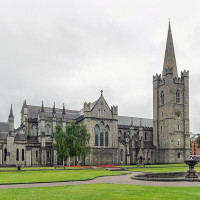 Diliff · Wikimedia Commons · CC BY-SA 3.0 / https://commons.wikimedia.org/wiki/File:St_Patrick's_Cathedral_Exterior,_Dublin,_Ireland_-_Diliff.jpg / Rights: https://commons.wikimedia.org/wiki/File:St_Patrick's_Cathedral_Exterior,_Dublin,_Ireland_-_Diliff.jpg / Usage: 상업적 이용 허용(CC 조건 준수). 저작자·파일 원본·라이선스 링크 표시, 수정 여부 표시, BY-SA는 해당 조건 적용. Commons 파일 메타데이터 기준이며 실제 원본 다운로드·권리변경·부가권리 확인은 등록 전에 필요.
