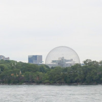 Ziko / Wikimedia Commons / CC BY-SA 4.0 / https://commons.wikimedia.org/wiki/File:201708_Biosphere_Montreal_01.jpg / Rights: https://commons.wikimedia.org/wiki/File:201708_Biosphere_Montreal_01.jpg / Usage: Commons 개별 설명페이지의 출처와 CC 조건을 보존해야 함. 저작자·라이선스 표기, CC BY-SA 개작물 공유 조건 준수, 사진 변경 시 변경 사실 고지. 실HTTP·바이너리·이미지 디코딩 확인은 미실시.