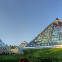 WinterE229 / WinterforceMedia / Wikimedia Commons / Public Domain / https://commons.wikimedia.org/wiki/File:Muttart_Conservatories_Edmonton_Alberta_Canada_01A.jpg / Rights: https://commons.wikimedia.org/wiki/File:Muttart_Conservatories_Edmonton_Alberta_Canada_01A.jpg / Usage: Wikimedia Commons 개별 파일 설명 페이지의 저작자와 라이선스 표기를 검토. 사진 출처·저작자·라이선스 링크·수정 여부 고지. BY-SA 파생저작물 조건 및 건축물·전시품 등 별도 권리 확인. 이미지 원본 다운로드/HTTP 실검사 미수행.