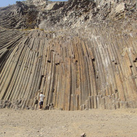 Nmnogueira / Wikimedia Commons / CC BY-SA 3.0 / https://commons.wikimedia.org/wiki/File:BasaltColumns_PortoSanto.JPG / Usage: 저작자표시·라이선스 링크 제공; 편집 시 해당 사진의 동일조건변경허락(SA) 의무 확인