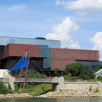 Drm310 / Wikimedia Commons / CC BY-SA 4.0 / https://commons.wikimedia.org/wiki/File:Remai_Modern_Art_Gallery.jpg / Rights: https://commons.wikimedia.org/wiki/File:Remai_Modern_Art_Gallery.jpg / Usage: Commons 개별 File 페이지에 기재된 저작자·상업 재사용 가능한 CC 라이선스 근거를 사용. BY-SA 사진은 공유조건 준수. 출처/라이선스 링크 표시 및 수정한 경우 변경사항 고지. 사진에 별도 등장하는 저작물·인물 권리는 별도 고려. 실제 HTTP·바이너리 확인 미실시.