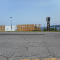 Jeangagnon / Wikimedia Commons / CC BY-SA 3.0 / https://commons.wikimedia.org/wiki/File:Musee_de_la_Gaspesie_vu_de_la_route_132.JPG / Rights: https://commons.wikimedia.org/wiki/File:Musee_de_la_Gaspesie_vu_de_la_route_132.JPG / Usage: Commons 개별 File 페이지에 기재된 저작자·상업 재사용 가능한 CC 라이선스 근거를 사용. BY-SA 사진은 공유조건 준수. 출처/라이선스 링크 표시 및 수정한 경우 변경사항 고지. 사진에 별도 등장하는 저작물·인물 권리는 별도 고려. 실제 HTTP·바이너리 확인 미실시.