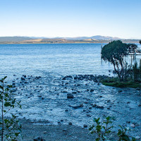 Szilas / Wikimedia Commons / CC BY-SA 4.0 / https://commons.wikimedia.org/wiki/File:Shore_of_the_lake_at_the_Te_Anau_Glowworm_Caves.jpg