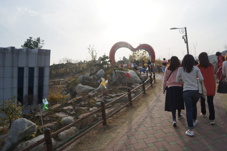 산수유사랑공원 여행 추천 - 메고지고
