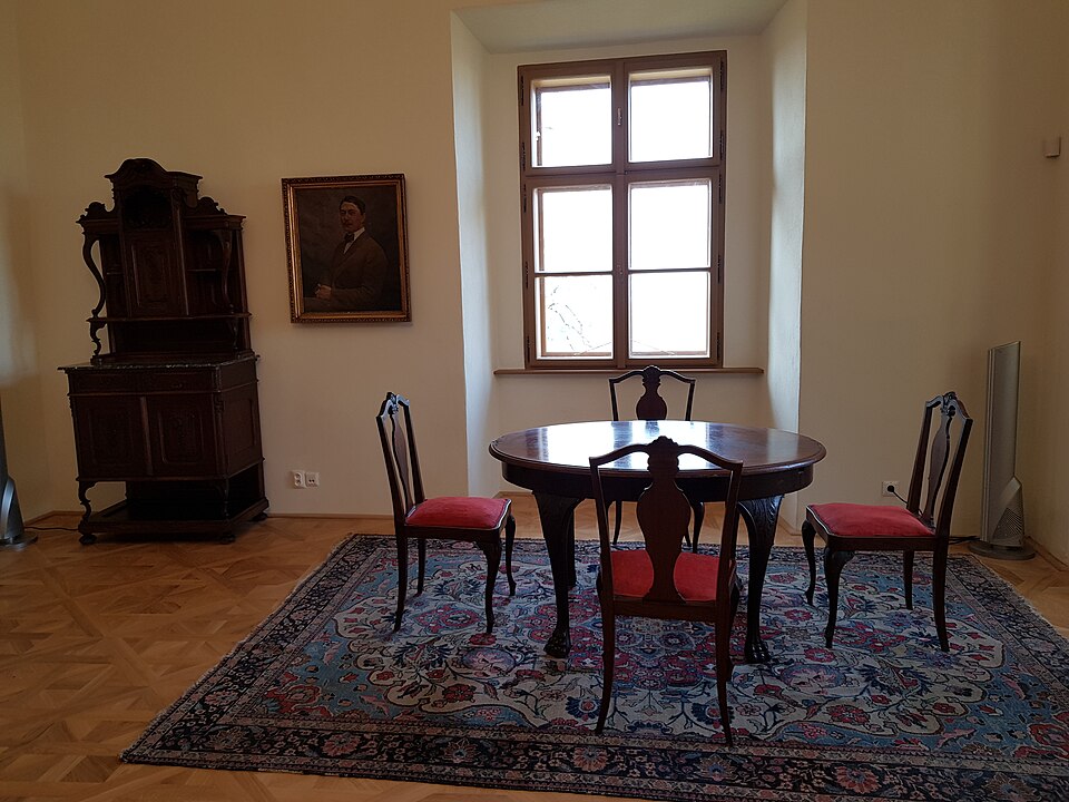 흘로호베츠성·귀족 저택 (Hlohovec Castle · Hlohovský zámok) 여행 추천 - 로드트립
