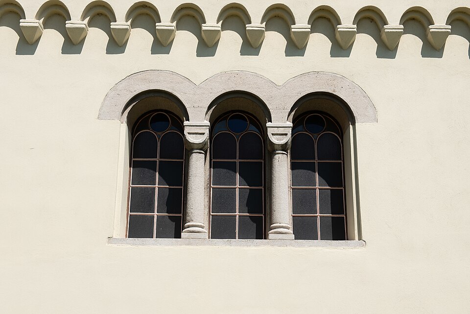 비냐 성모승천 로마네스크 교회 (Church of the Virgin Mary · Bíňa) 여행 추천 - 로드트립
