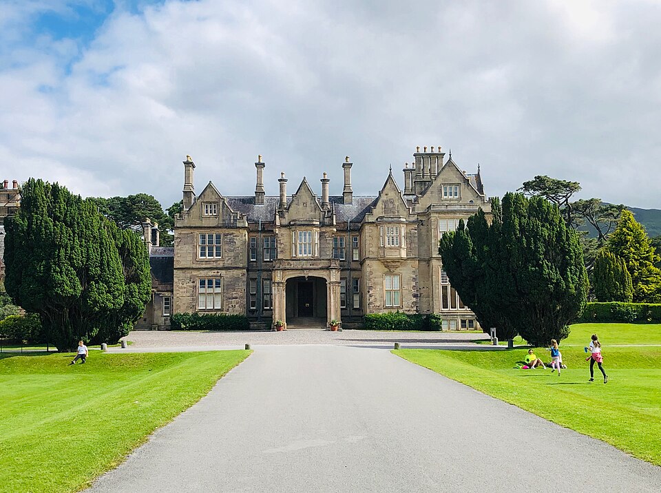 머크로스 하우스·정원·전통농장 (Muckross House, Gardens and Traditional Farms) 여행 추천 - 로드트립