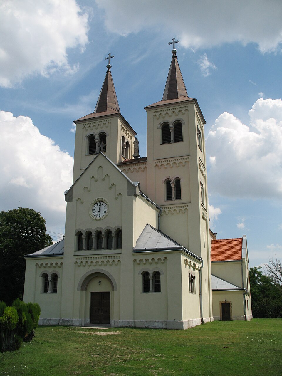비냐 성모승천 로마네스크 교회 (Church of the Virgin Mary · Bíňa) 여행 추천 - 로드트립