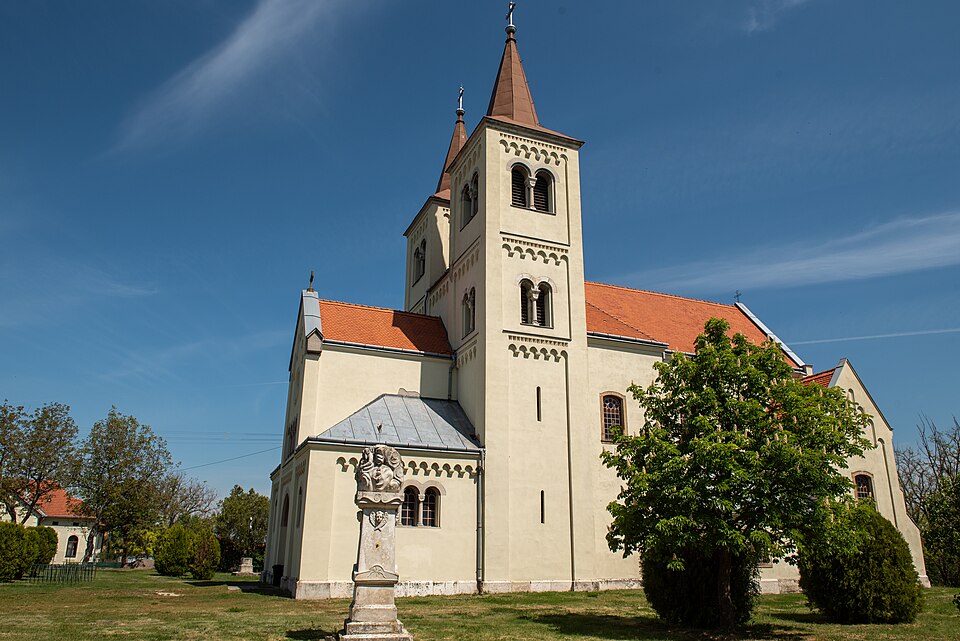 비냐 성모승천 로마네스크 교회 (Church of the Virgin Mary · Bíňa) 여행 추천 - 로드트립