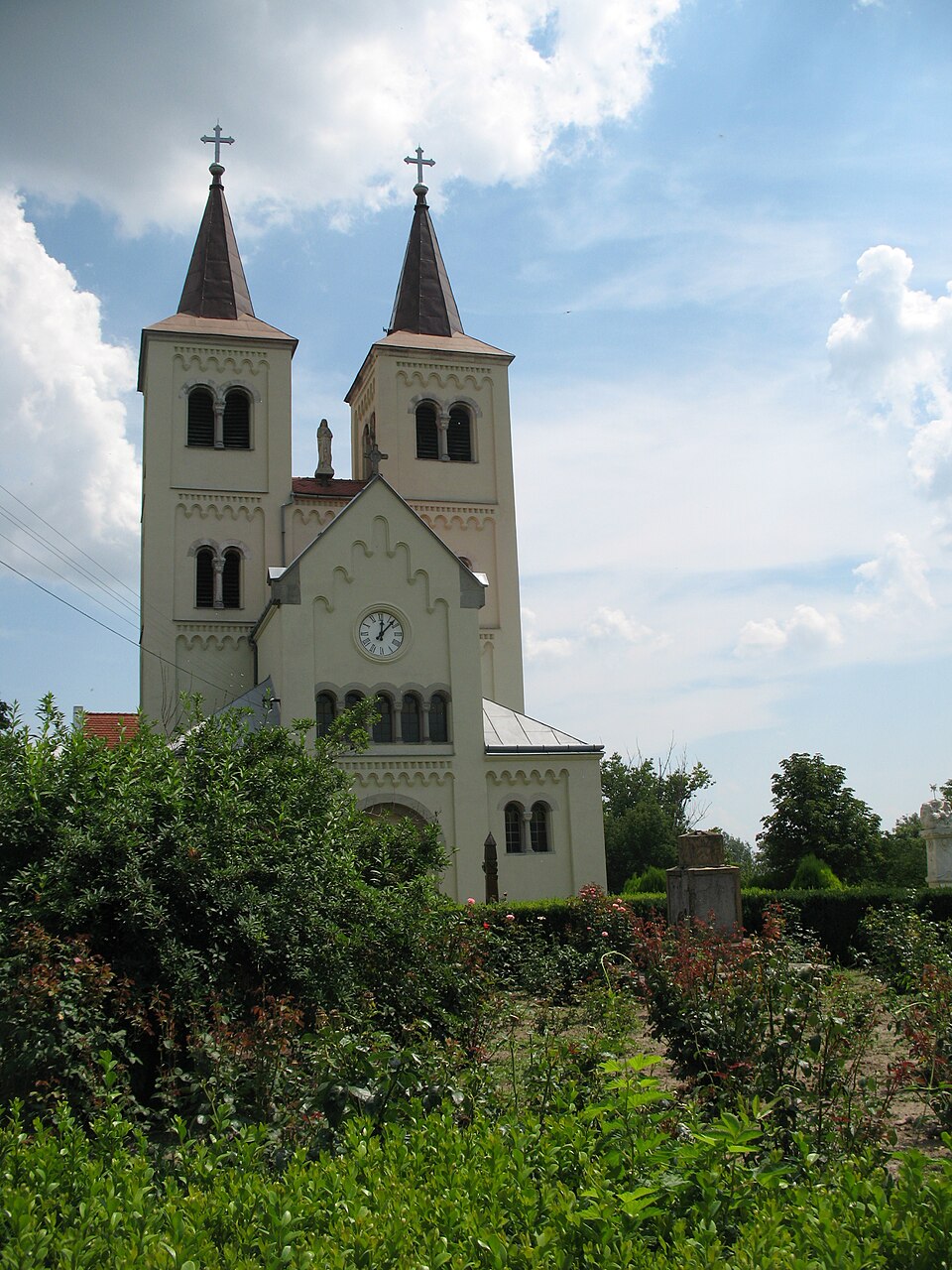 비냐 성모승천 로마네스크 교회 (Church of the Virgin Mary · Bíňa) 여행 추천 - 로드트립